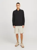 Short chino color beige de lino y algodón, con corte relajado, tiro semi caído, cintura con cordón ajustable, bolsillos delanteros y traseros.