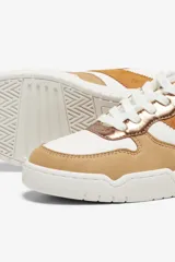 Zapatillas urbanas de piel sintética color blanco, con detalles en marrón y bronce. Cierre de cordones y suela blanca.