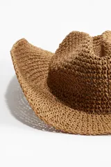 Sombrero de paja color marrón claro, estilo cowboy, con corona hundida y ala ancha.