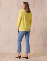 Blusa blanca texturada marca Ruby Rd, con escote redondo y mangas 3/4 con puño elastizado y apliques de broderie. Confeccionada en poliéster y elastano.