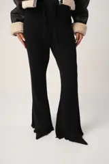 Pantalón largo de hilo color beige, con corte Oxford, cordón ajustable en la cintura y tejido ligero.