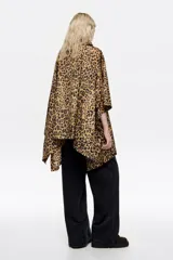 Poncho de nylon con capucha y estampado de leopardo.