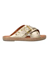 Sandalias negras de cuero con tiras cruzadas y hebilla dorada.