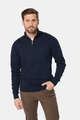 Sweater de punto fino color beige, con cuello alto y medio cierre frontal con cremallera.