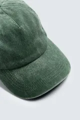 Gorra verde de algodón con efecto lavado y ajuste trasero.