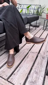 Zapato bajo marrón de cuero, con detalle de cuero texturizado en el talón.
