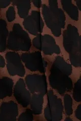 Pantalón sastrero de tiro alto con estampado de leopardo en tonos marrón y negro. Presenta piernas rectas con raya marcada y bolsillos al bies.