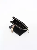 Billetera negra con cierre de cremallera y broche con hebilla color beige.