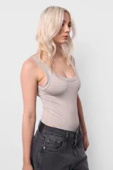 Body negro al cuerpo de microfibra pesada, con escote cuadrado y espalda baja. Terminaciones en collareta. Para facilitar acceso, broches snap en entrepierna y elástico interno en contorno de tiro para mejor ajuste de la prenda al cuerpo.