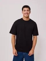 Remera negra de corte holgado confeccionada en algodón.