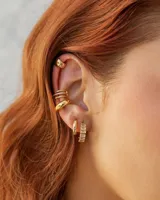 Aros de bronce bañados en oro y plata, con sistema de cierre de gancho cerrado.