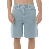 Bermuda de jean celeste con corte recto y bolsillos tipo carpintero.