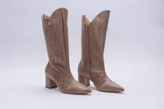 Bota de cuero color tostado con estampado croco, taco cuadrado y caña alta. Cierre lateral con cremallera.