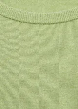 Buzo de punto fino color verde claro, con cuello redondo y mangas largas.