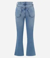Pantalón de jeans azul, modelo flare cropped, con bolsillos y cintura con trabillas.