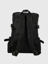 Mochila negra de cuero con cierre superior con cremallera, bolsillo frontal con cremallera, bolsillos laterales con hebillas y correas de hombro ajustables.