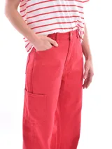 Pantalón de jean recto color rojo con bolsillos laterales.