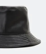 Sombrero tipo bucket negro de cuero sintético con ala mediana.