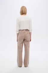 Pantalón de algodón color beige, de corte recto y tiro medio, con bolsillos laterales y cintura con cordón ajustable.
