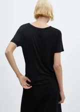Remera blanca de corte recto, con cuello en V y mangas cortas.