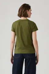 Remera verde oliva de corte recto con estampado floral y logo de Levi's en el frente.