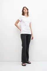 Remera blanca de manga corta, decorada con strass en la parte frontal.