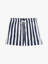 Bañador de hombre Tommy Hilfiger de largo medio con rayas verticales blancas y azul marino. Cuenta con cintura elástica con cordón ajustable, dos bolsillos laterales y logo de la marca en la parte inferior.