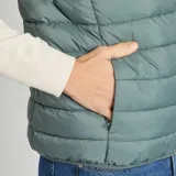 Chaleco puffer verde con cierre frontal y cuello alto.