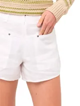 Short blanco de lino orgánico, de calce holgado, tiro alto y bolsillos laterales.