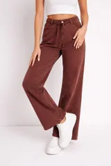 Pantalón de jean color marrón, de corte recto y calce medio, con bolsillos delanteros y traseros. Incluye un cordón ajustable en la cintura.