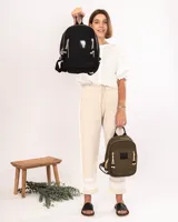 Mochila pequeña color verde militar de nylon con cierres metálicos, logo de goma y detalles de cordones combinados.