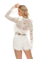 Mono corto de encaje blanco con mangas largas acampanadas, escote en V y cinturón de cordón con cuentas.
