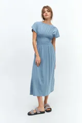 Vestido midi celeste con cuello redondo, mangas cortas y cintura elastizada con punto panal.