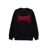 Buzo negro con estampado rojo de letras con estilo gótico.