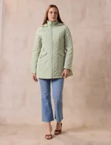 Campera capitoneada verde claro, marca Gallery, con abertura central con cierre, bolsillos delanteros y capucha desmontable. Forro interno a tono.