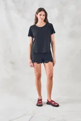 Remera blanca de algodón peinado con corte recto y mangas cortas.