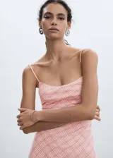 Vestido midi de tirantes finos con estampado de cuadros en tonos rosa y blanco. Diseño entallado con escote cuadrado y cierre de cremallera invisible en el lateral.