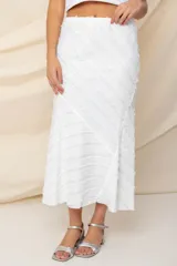 Pollera midi blanca de crepe satén con textura de seda.