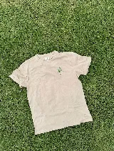 Remera blanca de algodón con estampa de un jarrón con flores en color verde.