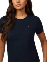 Remera azul marino de algodón con cuello redondo y logo de Tommy Hilfiger bordado en el pecho.