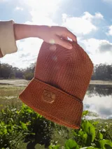 Gorro de lana celeste tejido en punto con dobladillo y parche de cuero con logo en el frente.