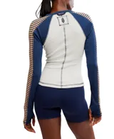 Remera manga larga blanca con mangas raglán azul marino con estampado de lunares color piel.