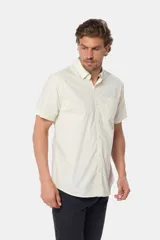 Camisa de hombre color azul marino, de manga corta, con cuello clásico, cierre frontal con botones y bolsillo en el pecho.