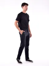 Pantalón de vestir negro, de corte recto.