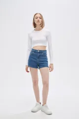 Short de jean azul de tiro alto, corte recto y ruedo desflecado.