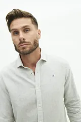 Camisa de manga larga para hombre, color blanco con rayas verticales finas en tonos grises y azules. Confeccionada en una mezcla de lino y algodón, de corte semi slim y logo bordado en el pecho.