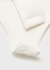Body blanco de algodón con textura acanalada, tirantes finos y escote redondo.