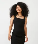 Vestido midi acanalado color celeste, con escote cuadrado y tirantes medios. Confeccionado en algodón sostenible con elastano para mayor comodidad y ajuste.