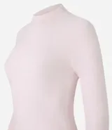 Blusa de chenille color rosa claro, con cuello alto y mangas largas.