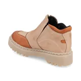Bota de cuero color beige con puntera marrón, cierre frontal con cremallera y suela track.